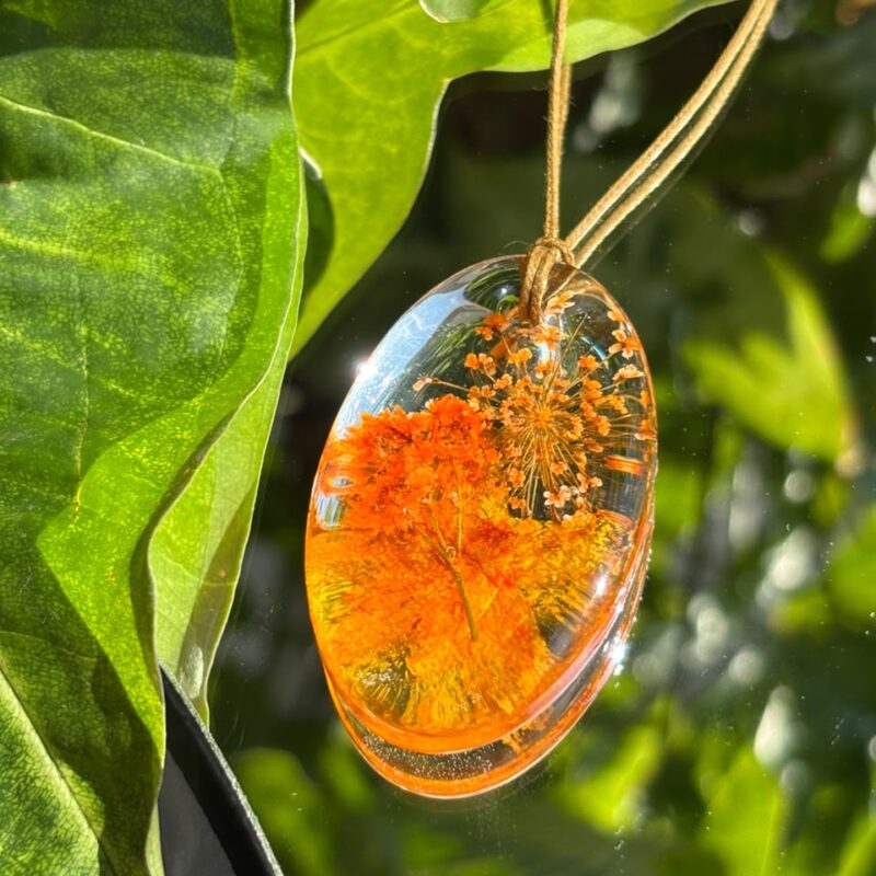 Colar em resina botânica com Flor Renda da Rainha e Gipsofila