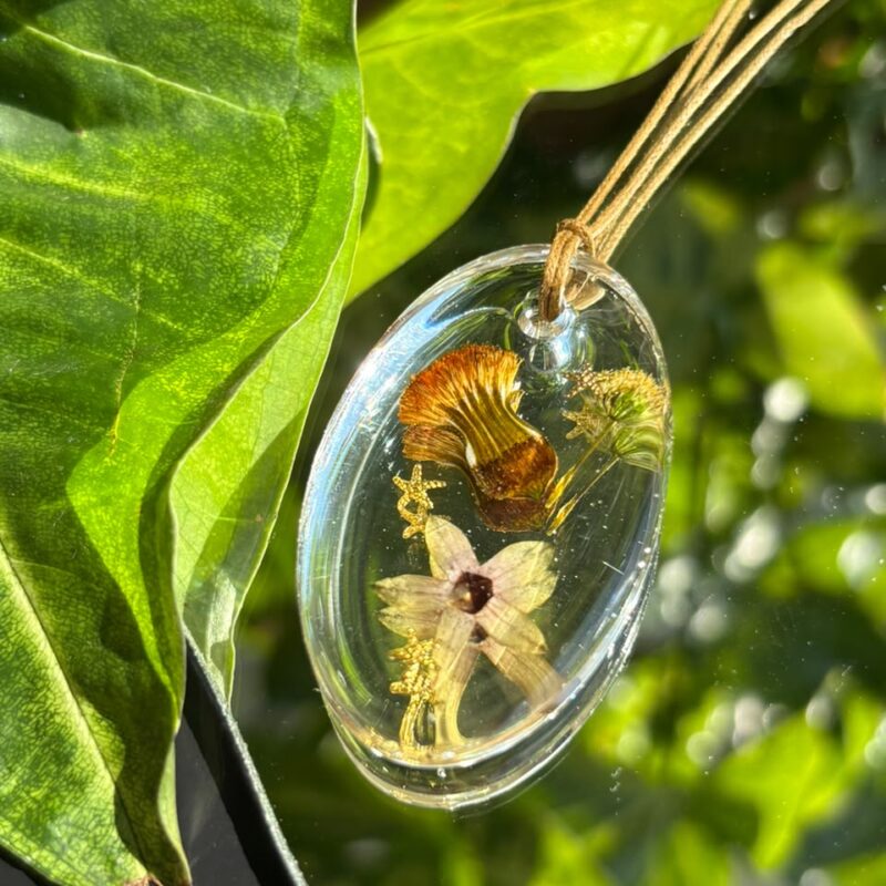 Colar em resina botânica com Flor Sinfoninha, Jasmim-estrela, Gipsofila e Sempre-viva