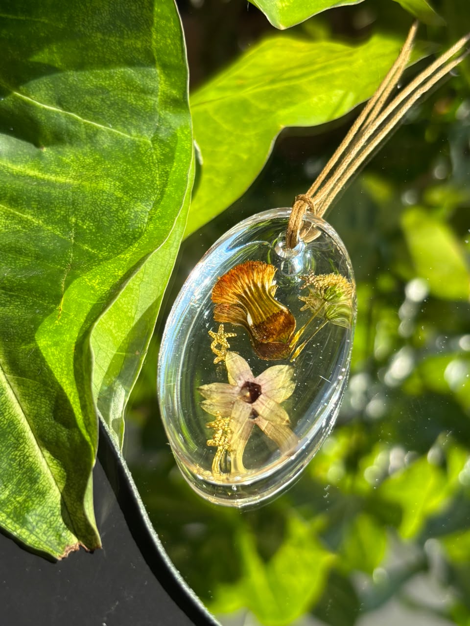 Colar em resina botânica com Flor Sinfoninha, Jasmim-estrela, Gipsofila e Sempre-viva