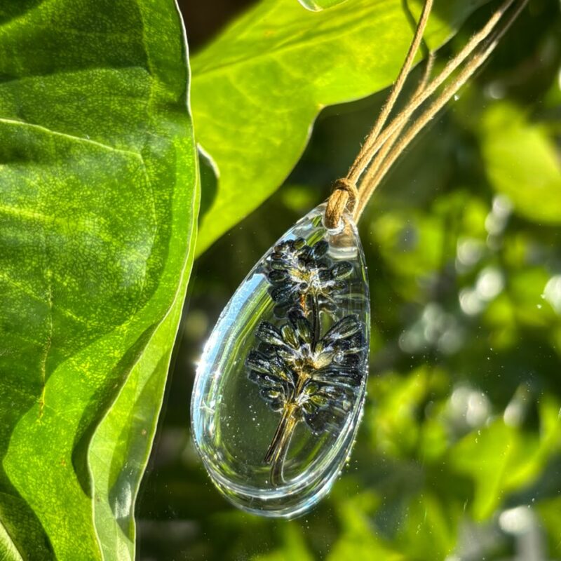 Colar em resina botânica com Flor de Lavanda