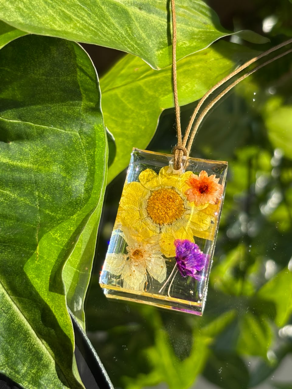 Colar em resina botânica com Flor de Margarida amarela, Sempre viva e Mini flor do campo