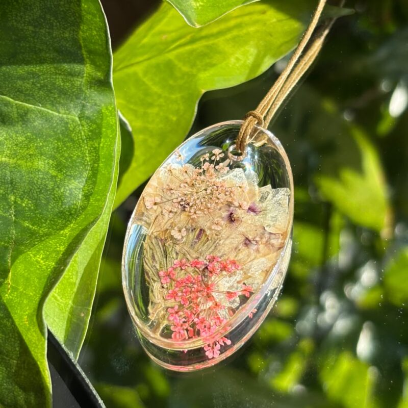 Colar em resina botânica com Flor de salsa ornamental e Renda da Rainha
