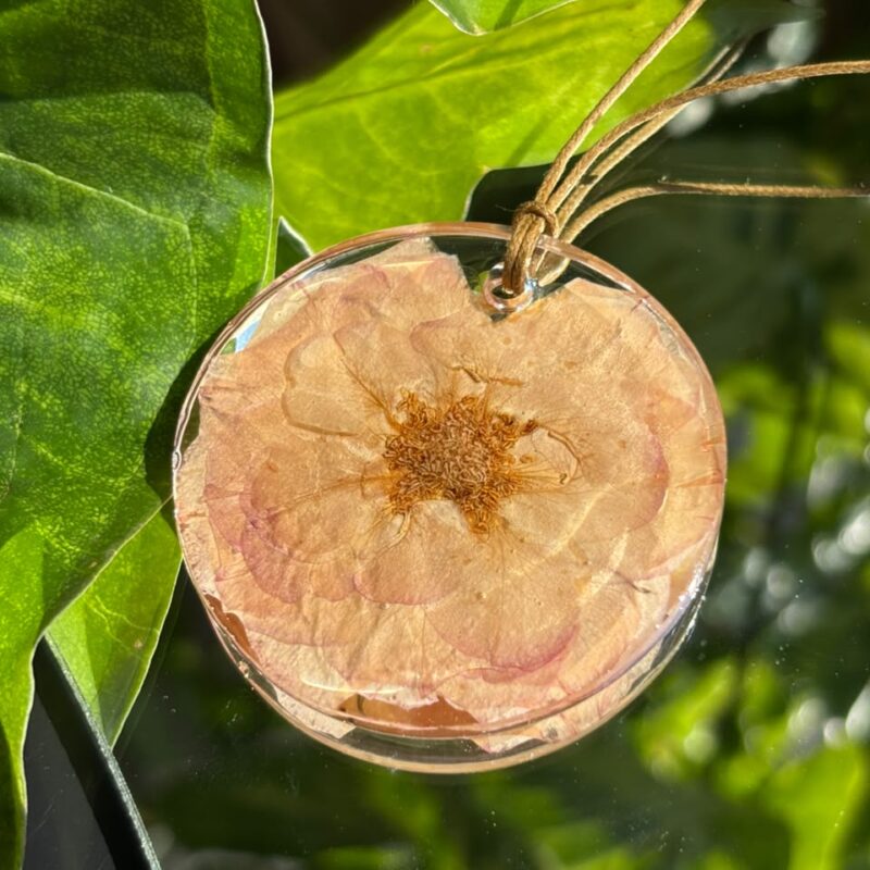 Colar em resina botânica com Flor Rosa natural