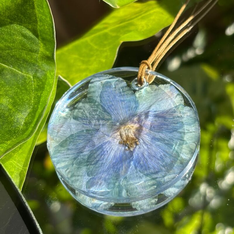 Colar em resina botânica com Flor Esporinha
