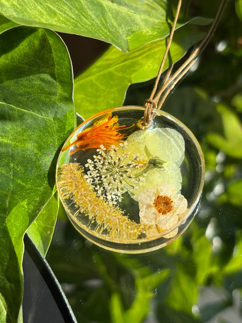 Colar em resina botânica com Flor Renda da rainha, Hortênsia, Sempre viva, Flor de Cosmos e Rabo de Gato