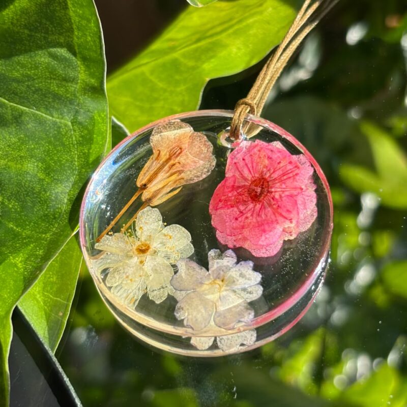 Colar em resina botânica com Flor de Cerejeira, Margarida do campo e Alstroeméria