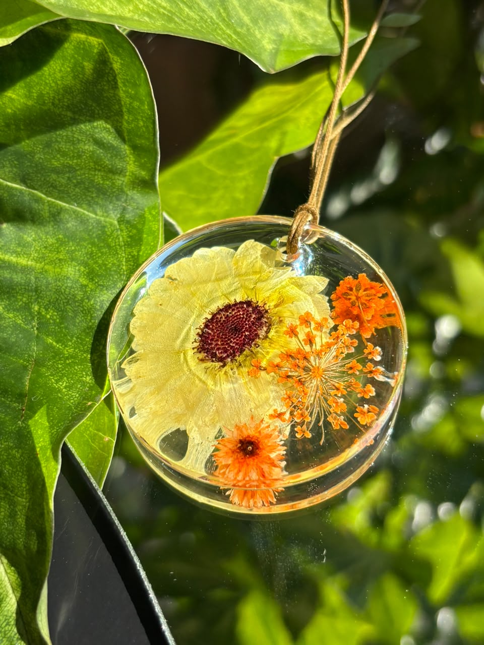 Colar em resina botânica com Flor Margarida amarela, Flor de cenoura, Renda da rainha e Sempre viva